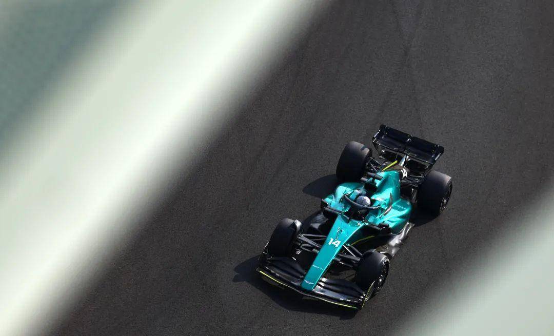 阿斯顿马丁力克雷诺车队,阿隆索点燃赛场的简单介绍 阿斯顿马丁力克雷诺车队,阿隆索点燃赛场的简单介绍