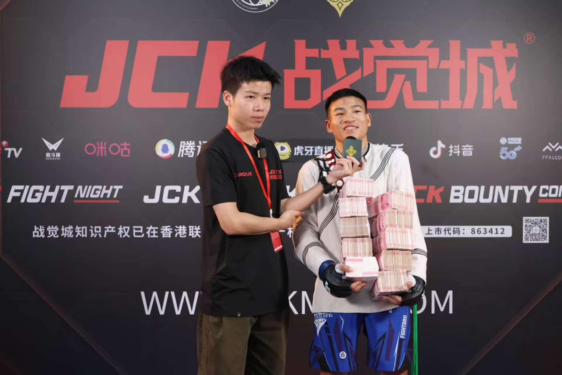 拳击战术调整奏效,成功扭转局势的简单介绍 拳击战术调整奏效,成功扭转局势的简单介绍